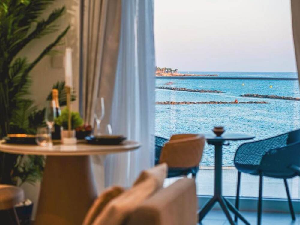 Blick von einer Wohnung über den Balkon aufs Meer